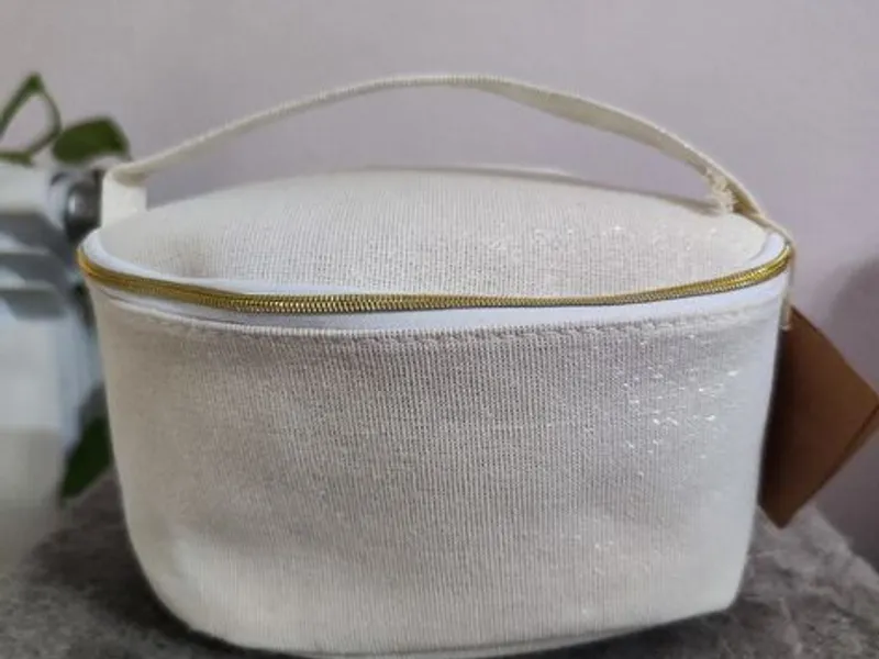 Vendo Nécessaire bege com brilho da Yves Rocher 