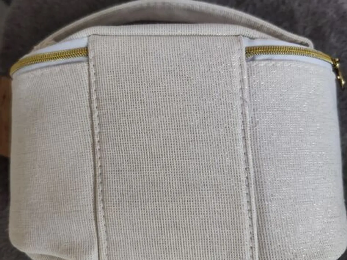 Vendo Nécessaire bege com brilho da Yves Rocher 