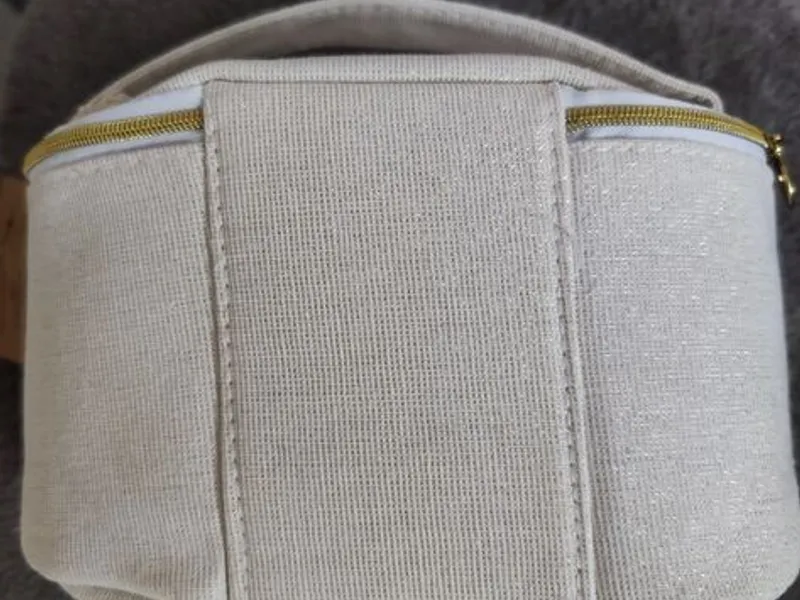 Vendo Nécessaire bege com brilho da Yves Rocher 