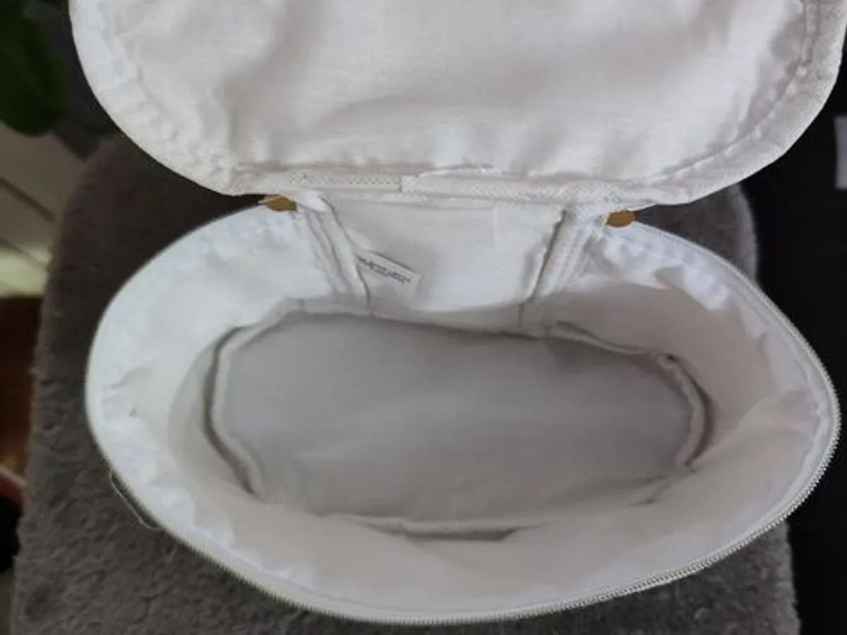 Vendo Nécessaire bege com brilho da Yves Rocher 