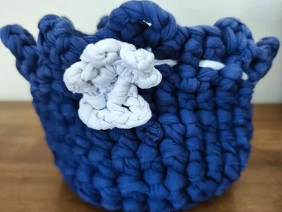 Cesta de crochê ou clorete azul marinho feita à mã