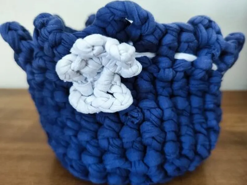 Cesta de crochê ou clorete azul marinho feita à mã