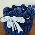 Cesta de crochê ou clorete azul marinho feita à mã 2