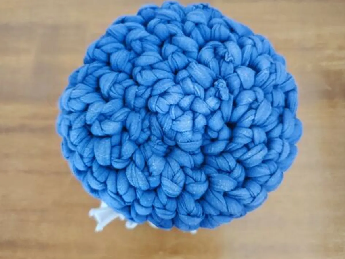 Cesta de crochê ou clorete azul marinho feita à mã