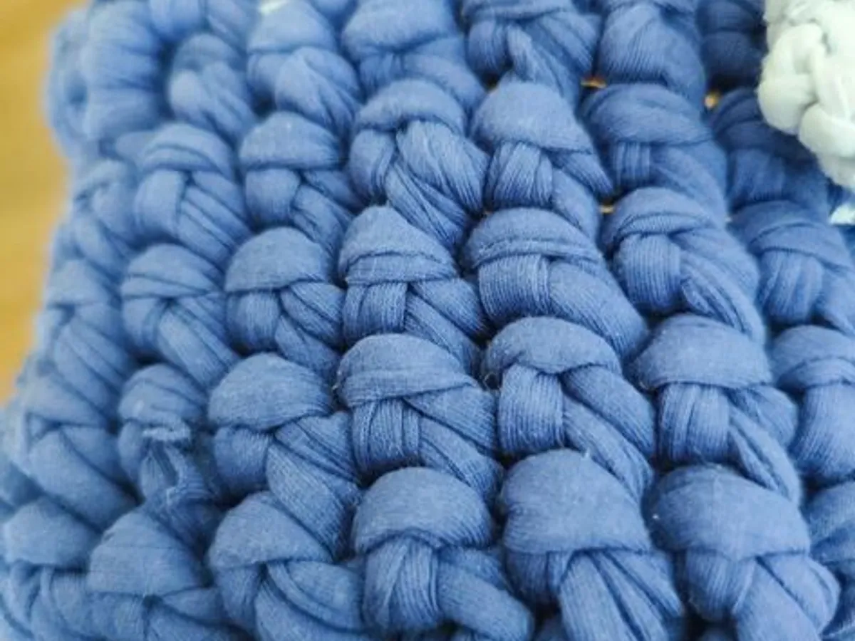 Cesta de crochê ou clorete azul marinho feita à mã