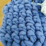 Cesta de crochê ou clorete azul marinho feita à mã 5