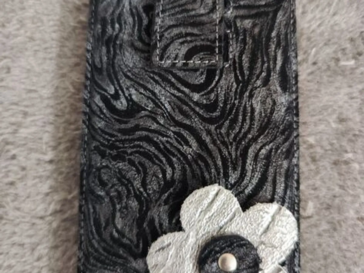 Bolsa para telemóvel em pele artesanal 