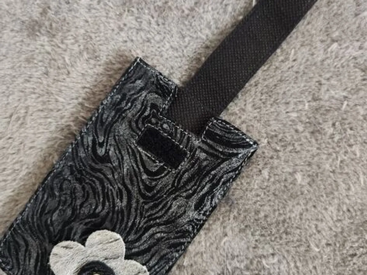 Bolsa para telemóvel em pele artesanal 