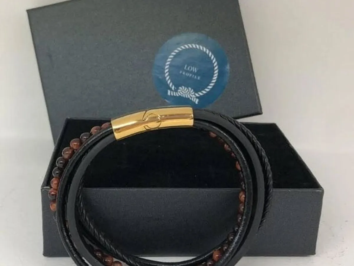 Pulseira multifacetada de couro/aço/pedras