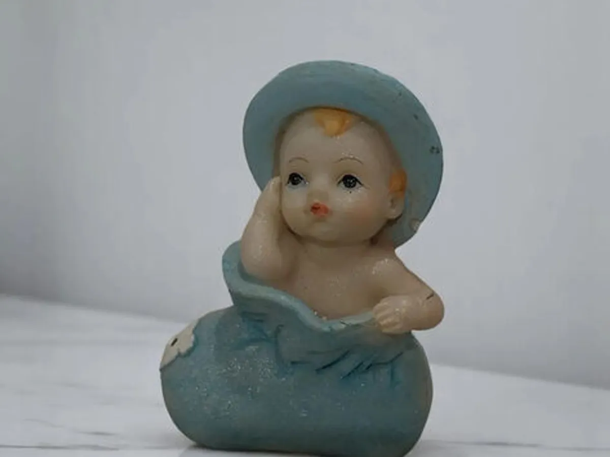 Miniatura Bebé em Cesto Azul – Decoração Delicada