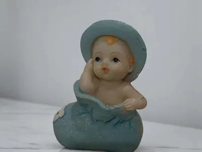 Miniatura Bebé em Cesto Azul – Decoração Delicada