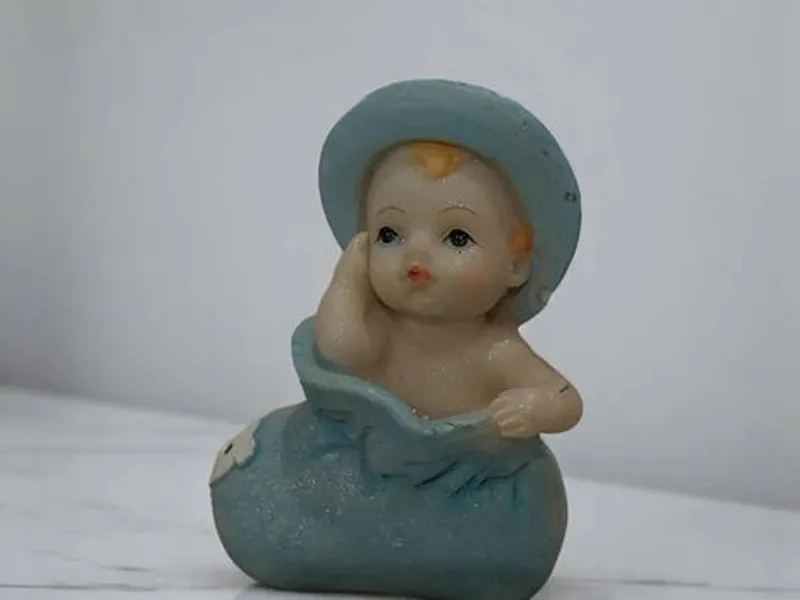 Miniatura Bebé em Cesto Azul – Decoração Delicada
