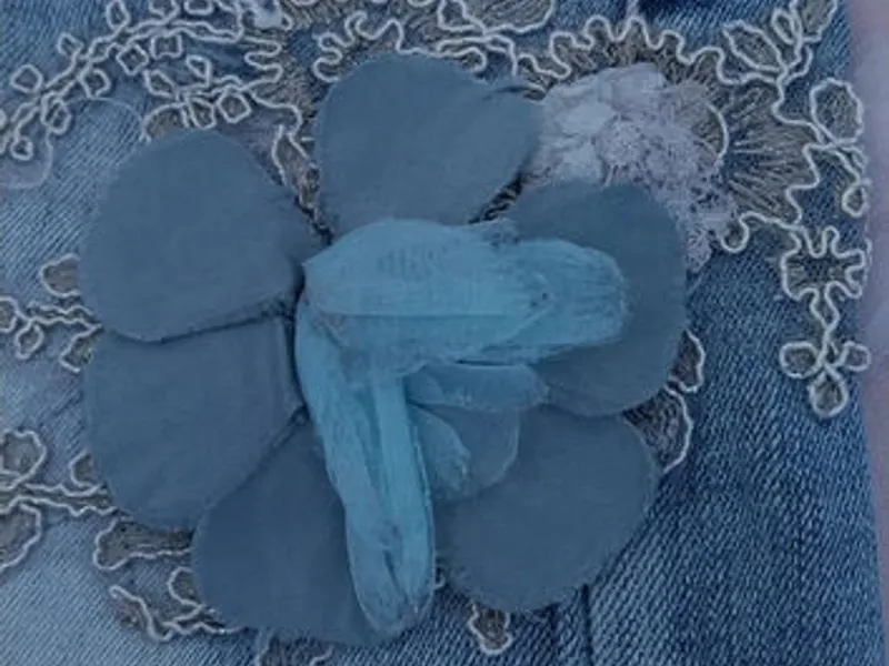 Calções Ganga Bordado Floral e Rasgões – T36