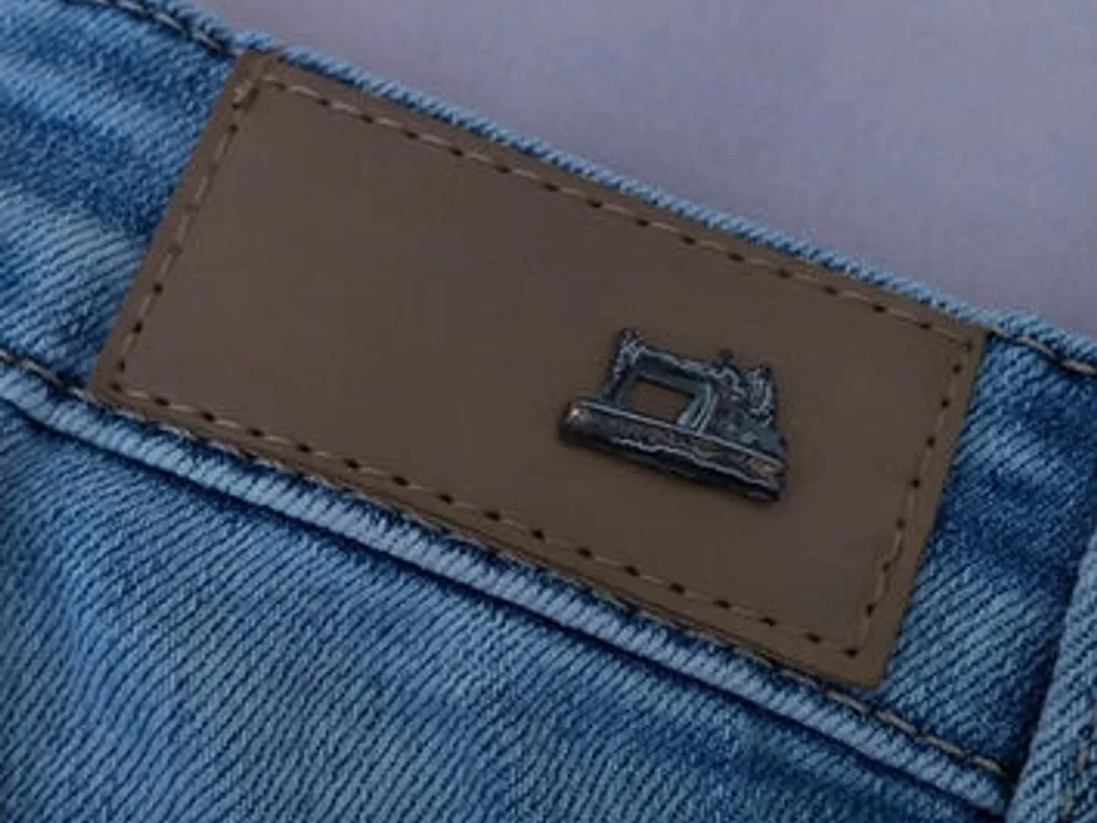 Calções Ganga Bordado Floral e Rasgões – T36