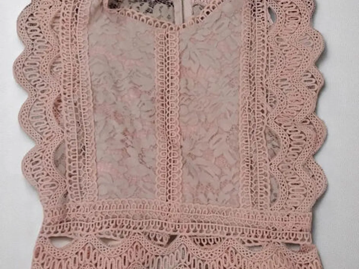 🌸 Top Curto Rosa Bebé em Renda – Sem Marca