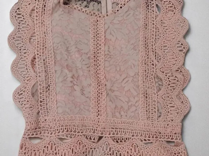 🌸 Top Curto Rosa Bebé em Renda – Sem Marca