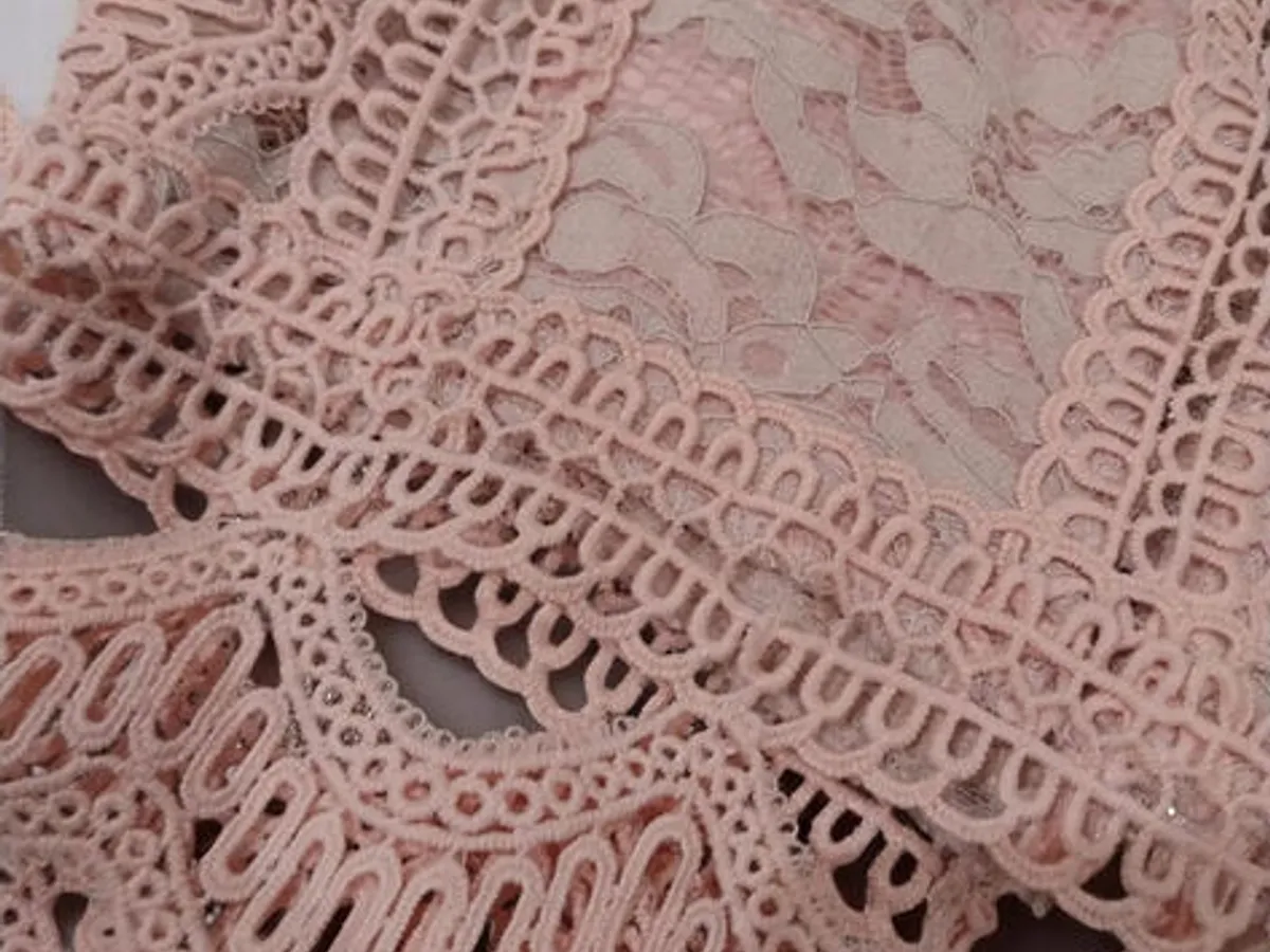 🌸 Top Curto Rosa Bebé em Renda – Sem Marca