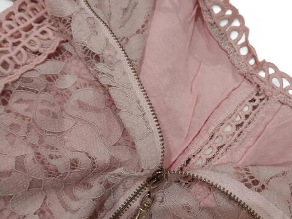 🌸 Top Curto Rosa Bebé em Renda – Sem Marca