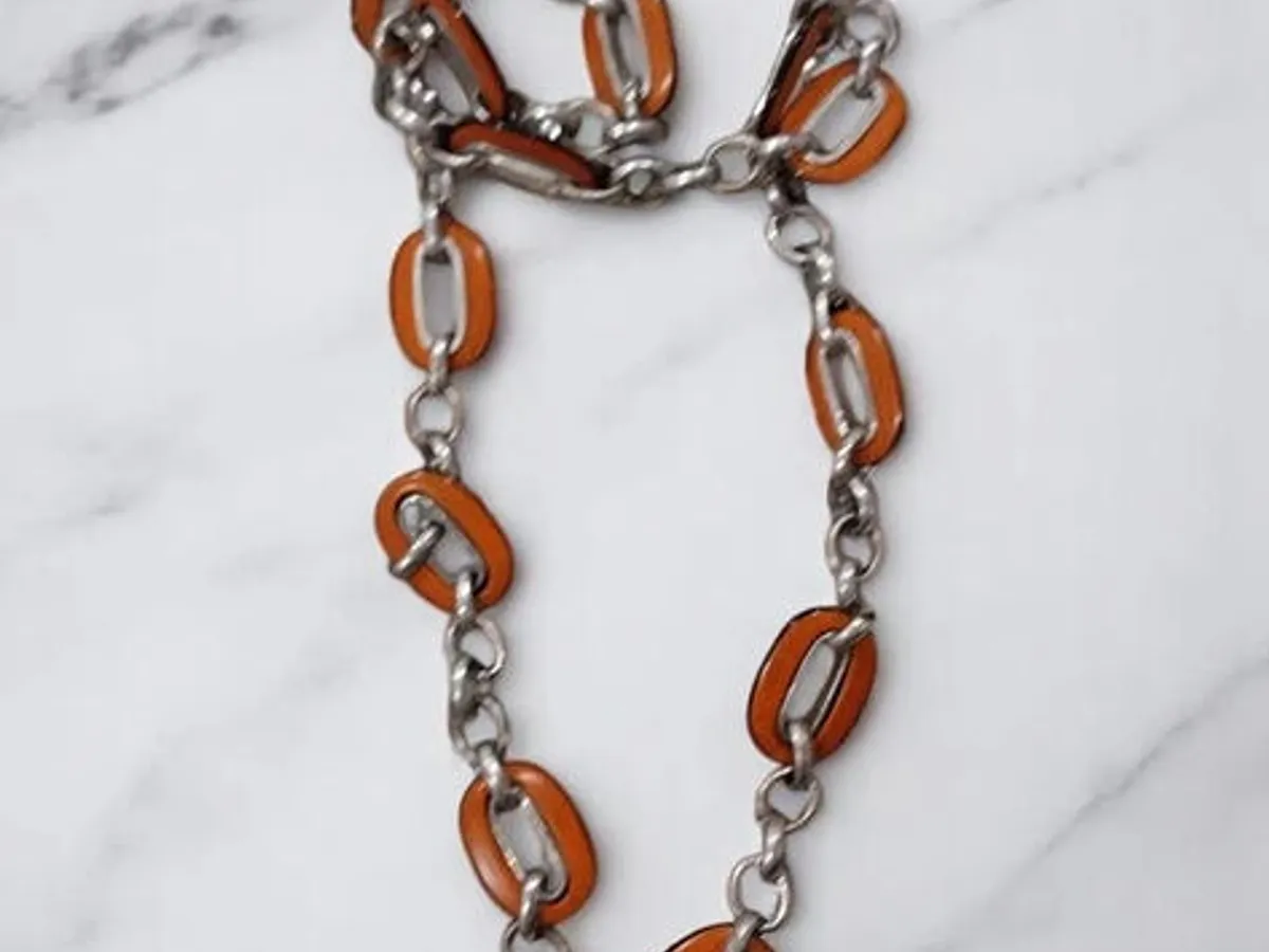 Colar Corrente Prateada com Detalhes Laranja