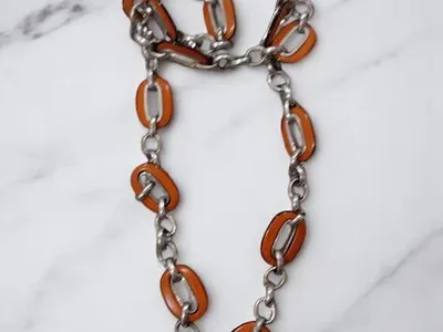 Colar Corrente Prateada com Detalhes Laranja