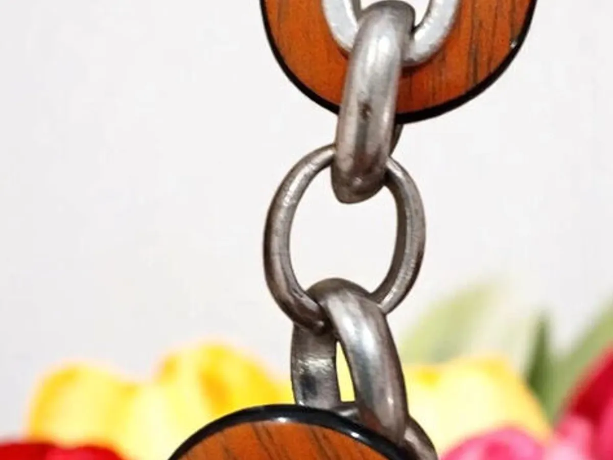 Colar Corrente Prateada com Detalhes Laranja