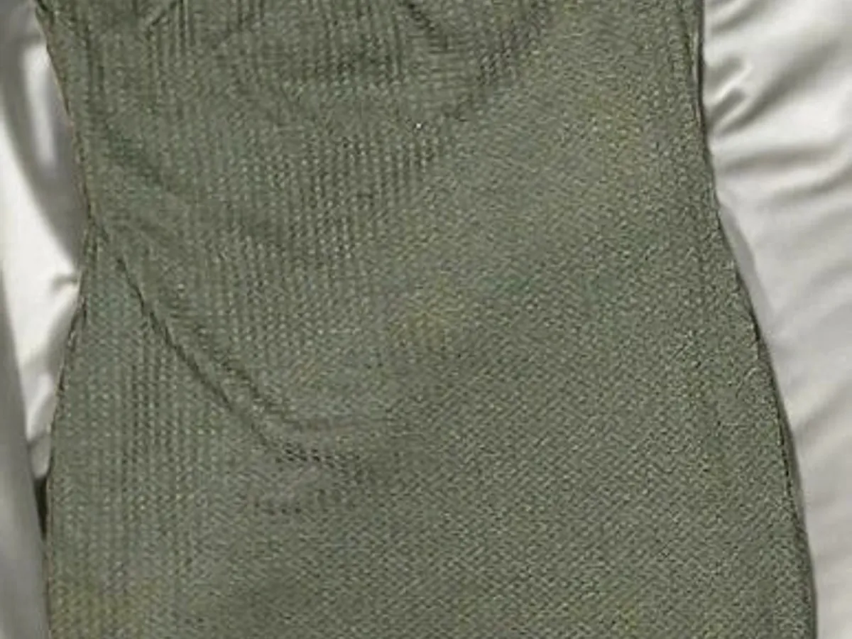 Vestido Justo Curto com Decote Cai Cai