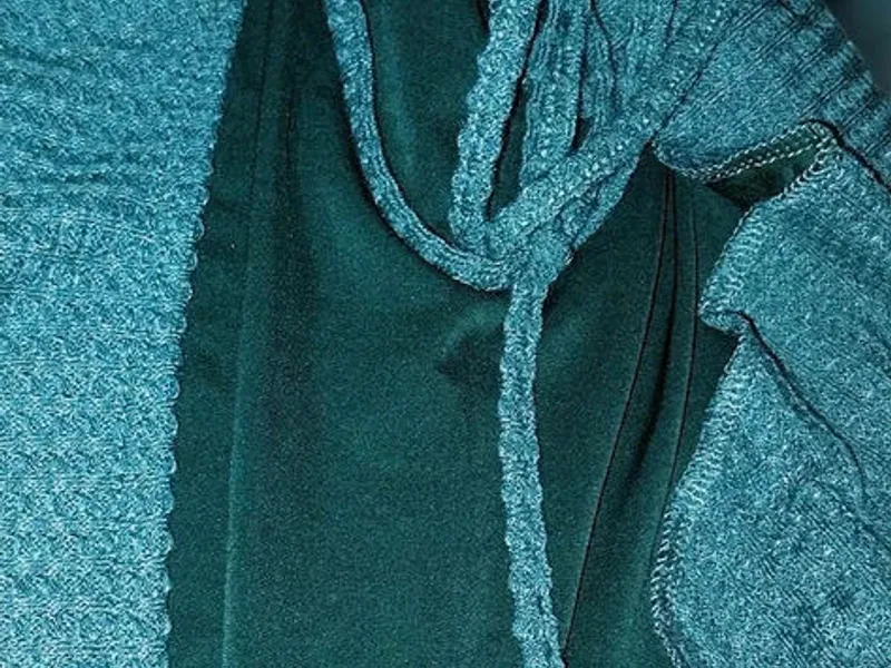 Vestido Justo Curto com Decote Cai Cai