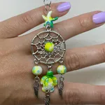 Porta-chaves cinzento com contas verdes 1