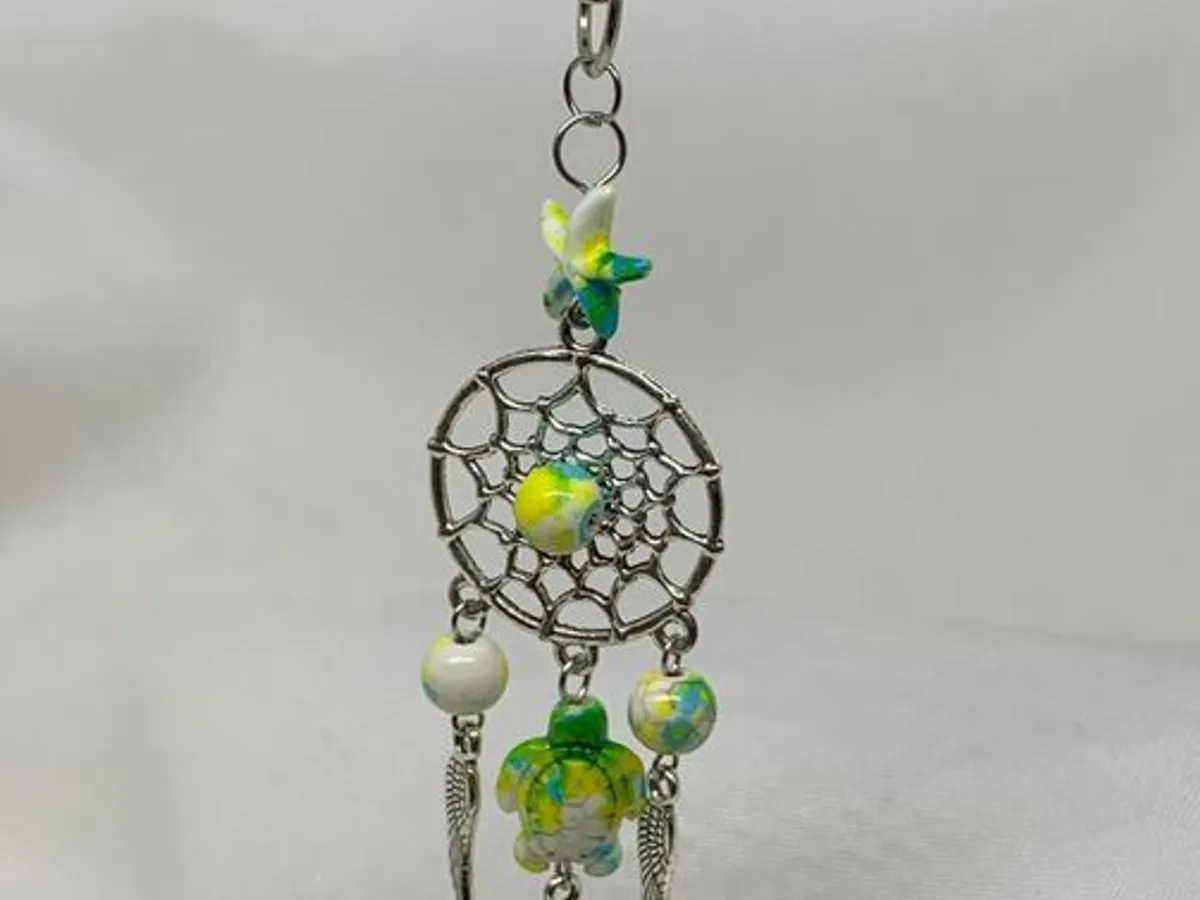 Porta-chaves cinzento com contas verdes