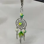 Porta-chaves cinzento com contas verdes 2