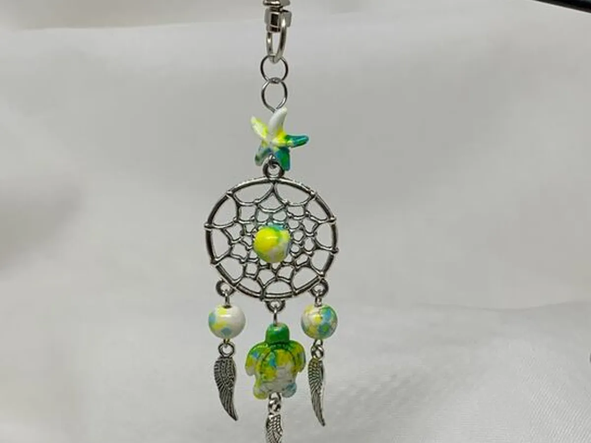 Porta-chaves cinzento com contas verdes