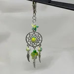 Porta-chaves cinzento com contas verdes 3