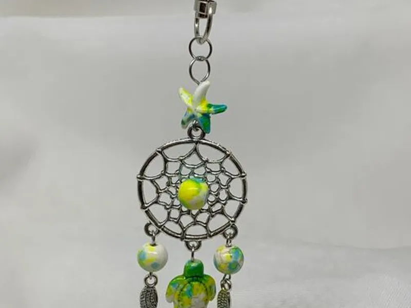 Porta-chaves cinzento com contas verdes