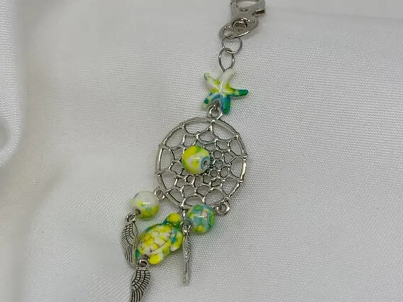 Porta-chaves cinzento com contas verdes