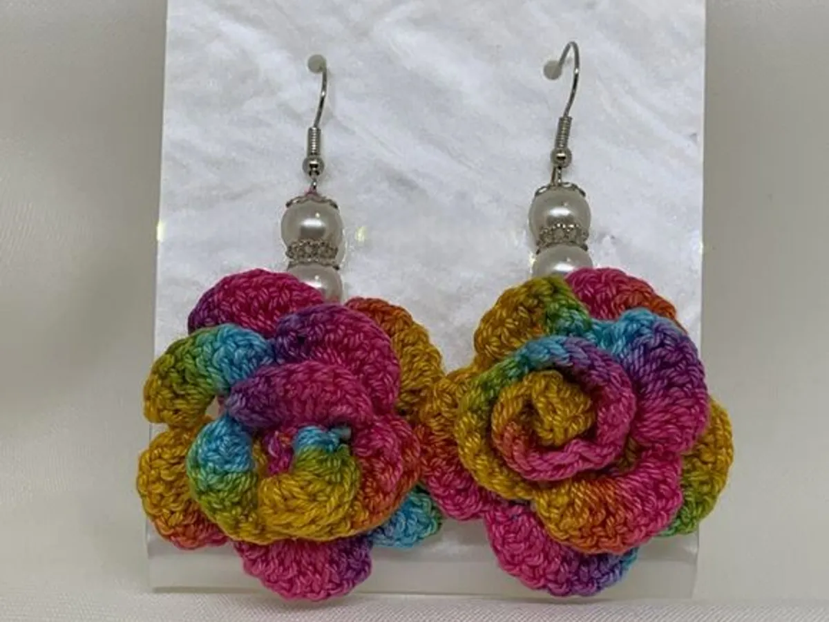 Brincos artesanais em croché – Flor multicolor