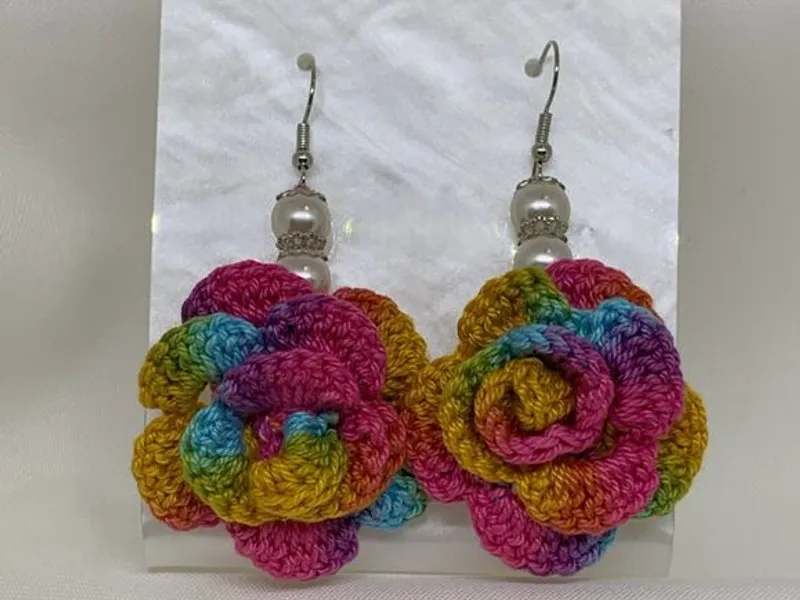Brincos artesanais em croché – Flor multicolor