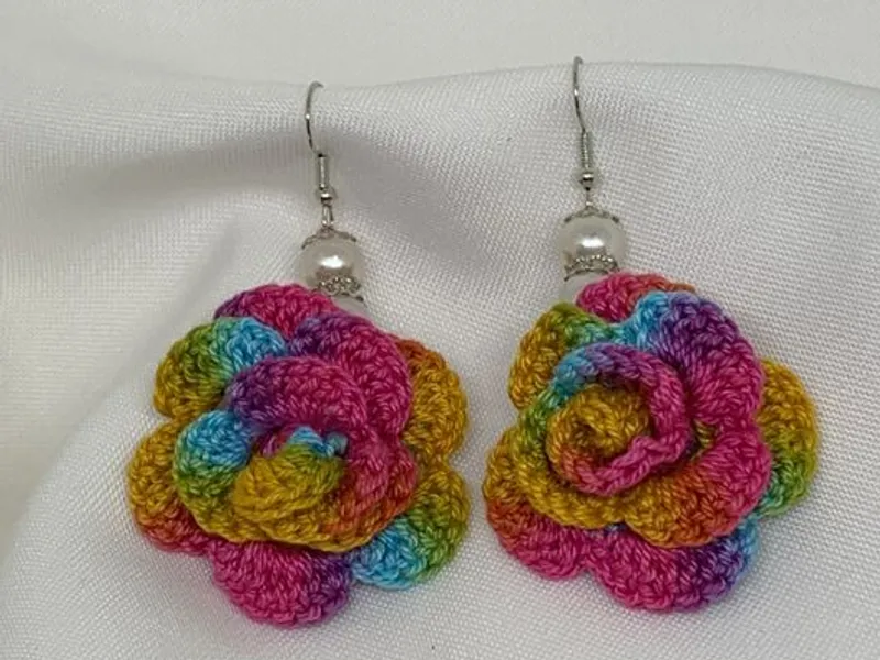 Brincos artesanais em croché – Flor multicolor