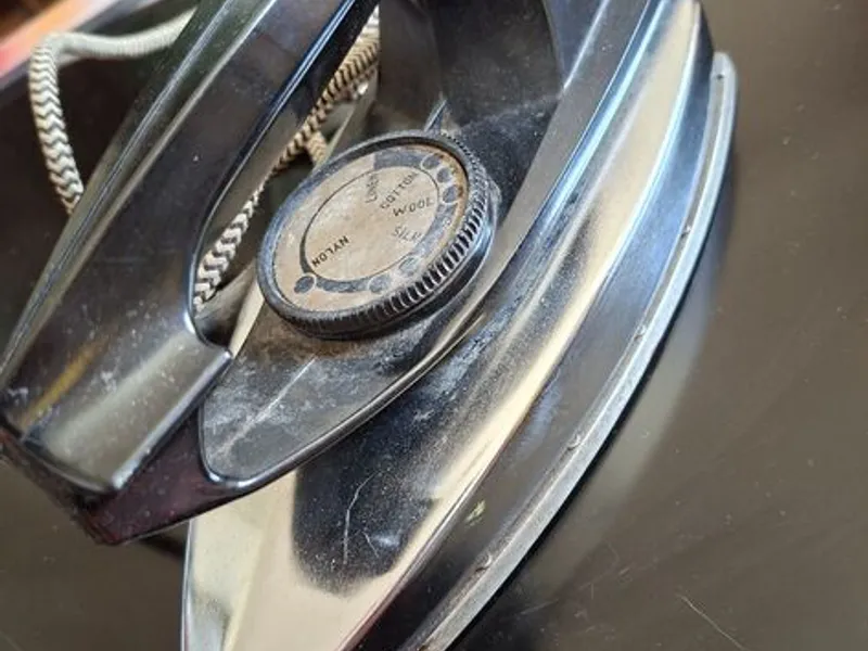 Ferro de engomar antigo