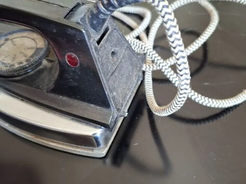 Ferro de engomar antigo