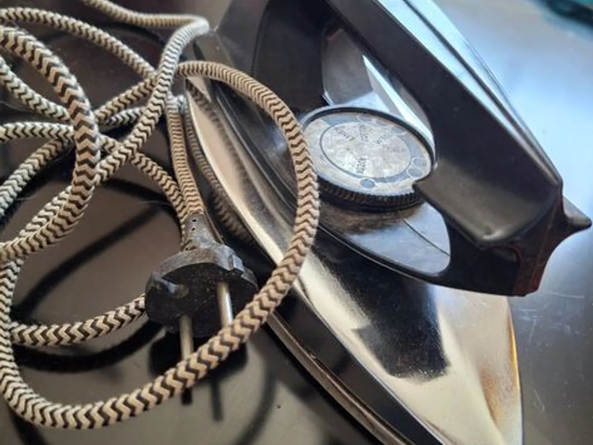 Ferro de engomar antigo