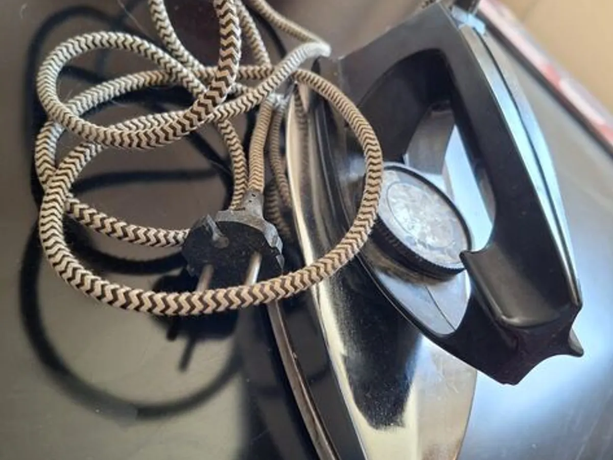 Ferro de engomar antigo