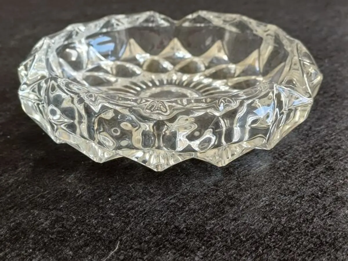 Cinzeiro de vidro redondo com 11,5 cms de diâmetro