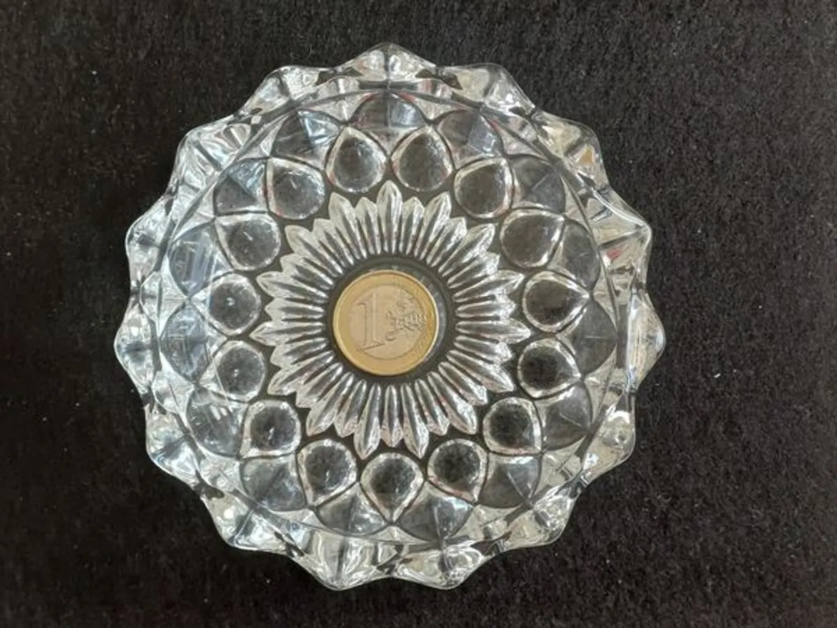 Cinzeiro de vidro redondo com 11,5 cms de diâmetro