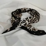 Lenço com Padrão Animal Print – Tons Neutros | Nov 2