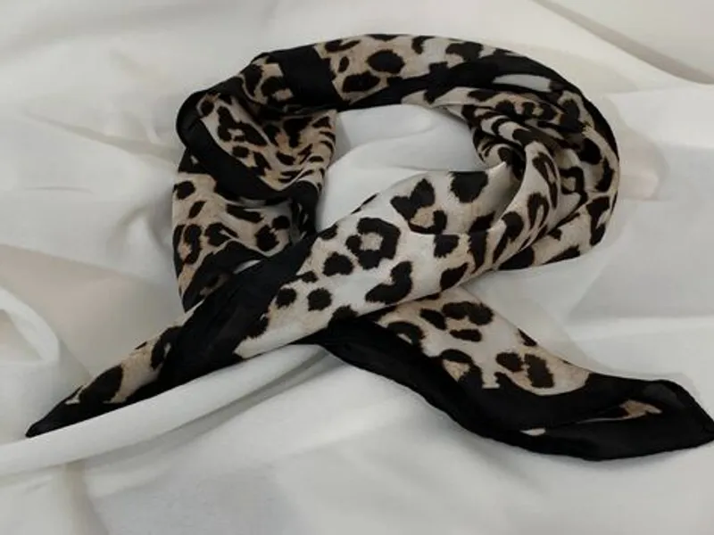 Lenço com Padrão Animal Print – Tons Neutros | Nov