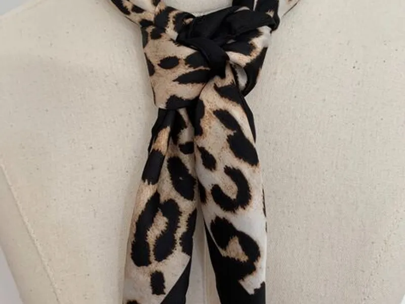 Lenço com Padrão Animal Print – Tons Neutros | Nov