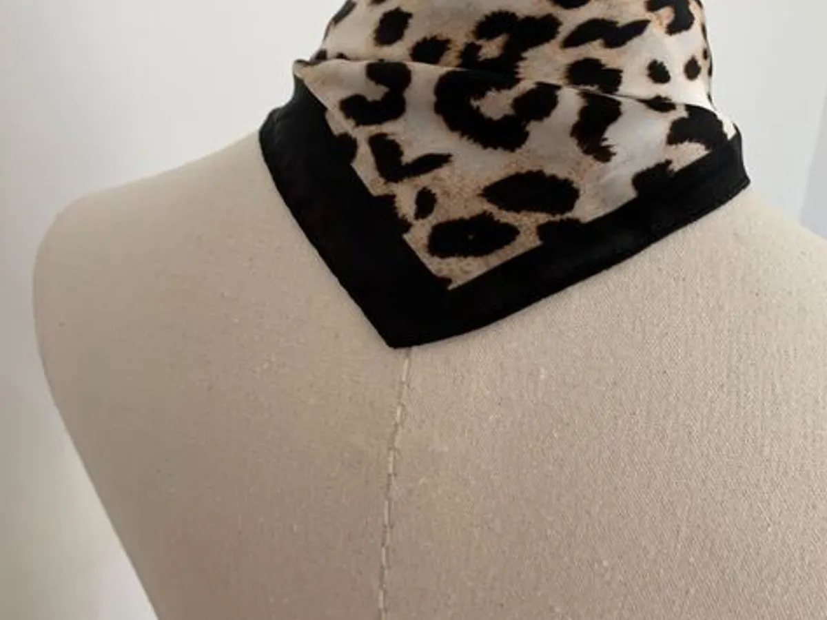 Lenço com Padrão Animal Print – Tons Neutros | Nov