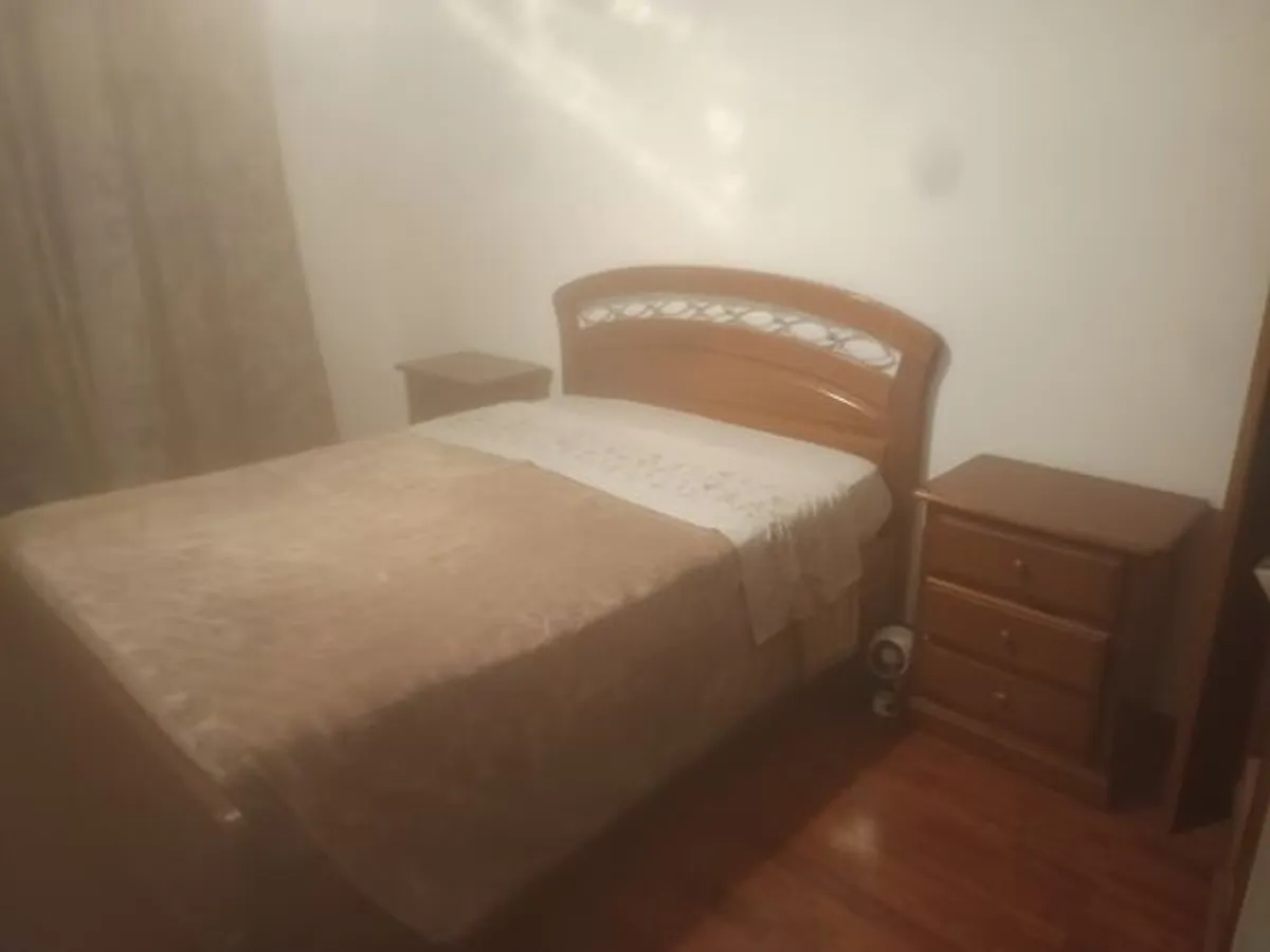 Vendo cama casal e mesas