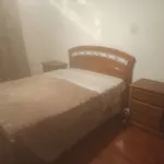 Vendo cama casal e mesas 1