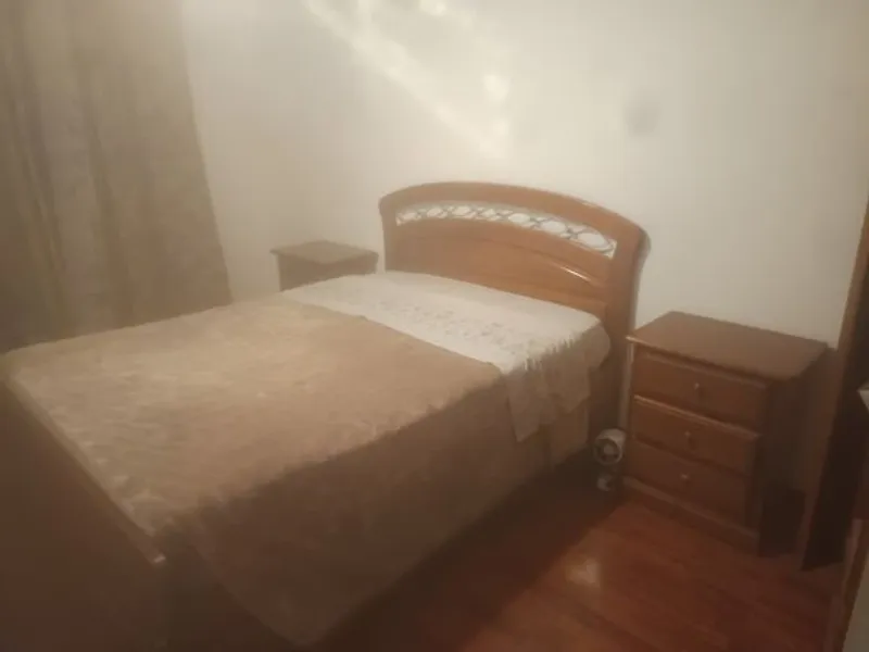 Vendo cama casal e mesas